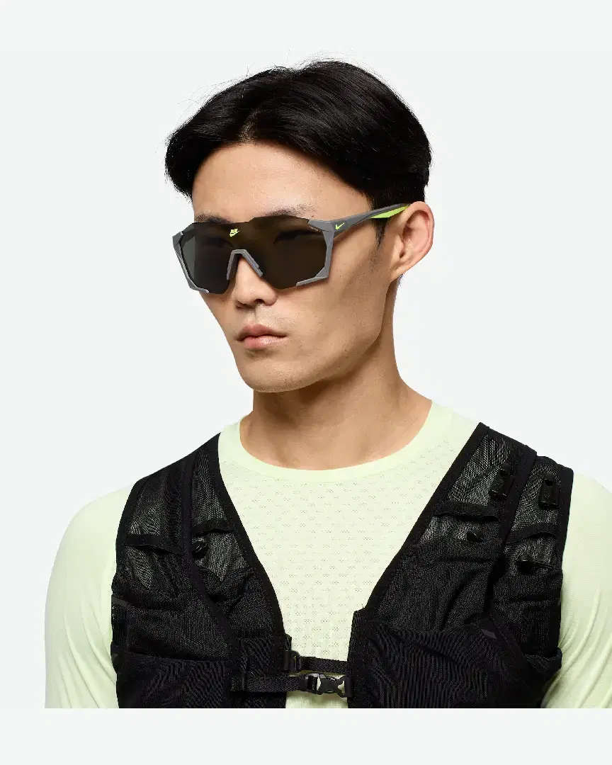 Lunettes De Soleil Nike Charged Shield - IB3518-084 (0) au meilleur prix !