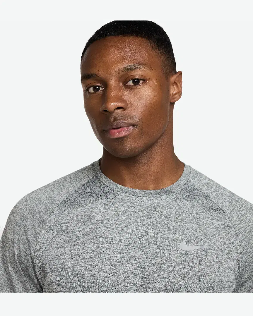 Tee-Shirt À Manches Courtes Et Motifs Réfléchissants Dri-Fit Adv Nike Stride M - HV5203-084 (2) au meilleur prix !