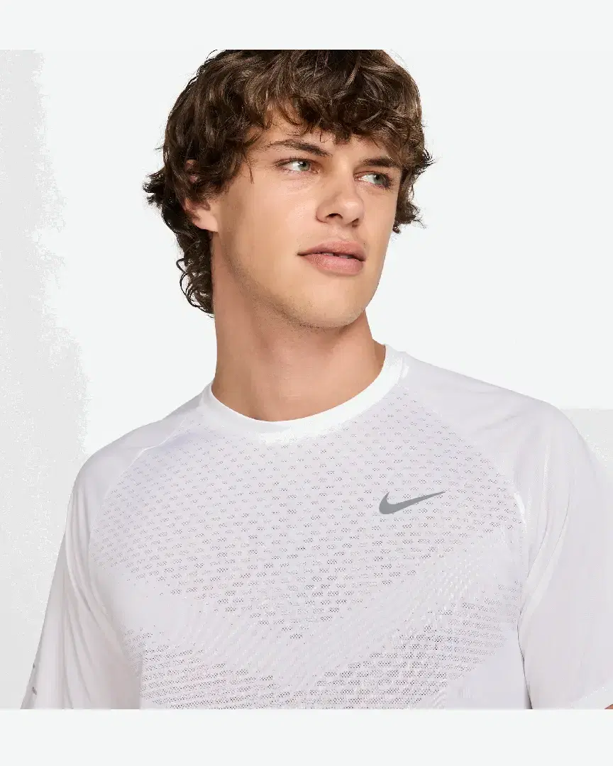 Tee-Shirt À Manches Courtes Et Motifs Réfléchissants Dri-Fit Adv Nike Stride M - HV5203-100 (2) au meilleur prix !