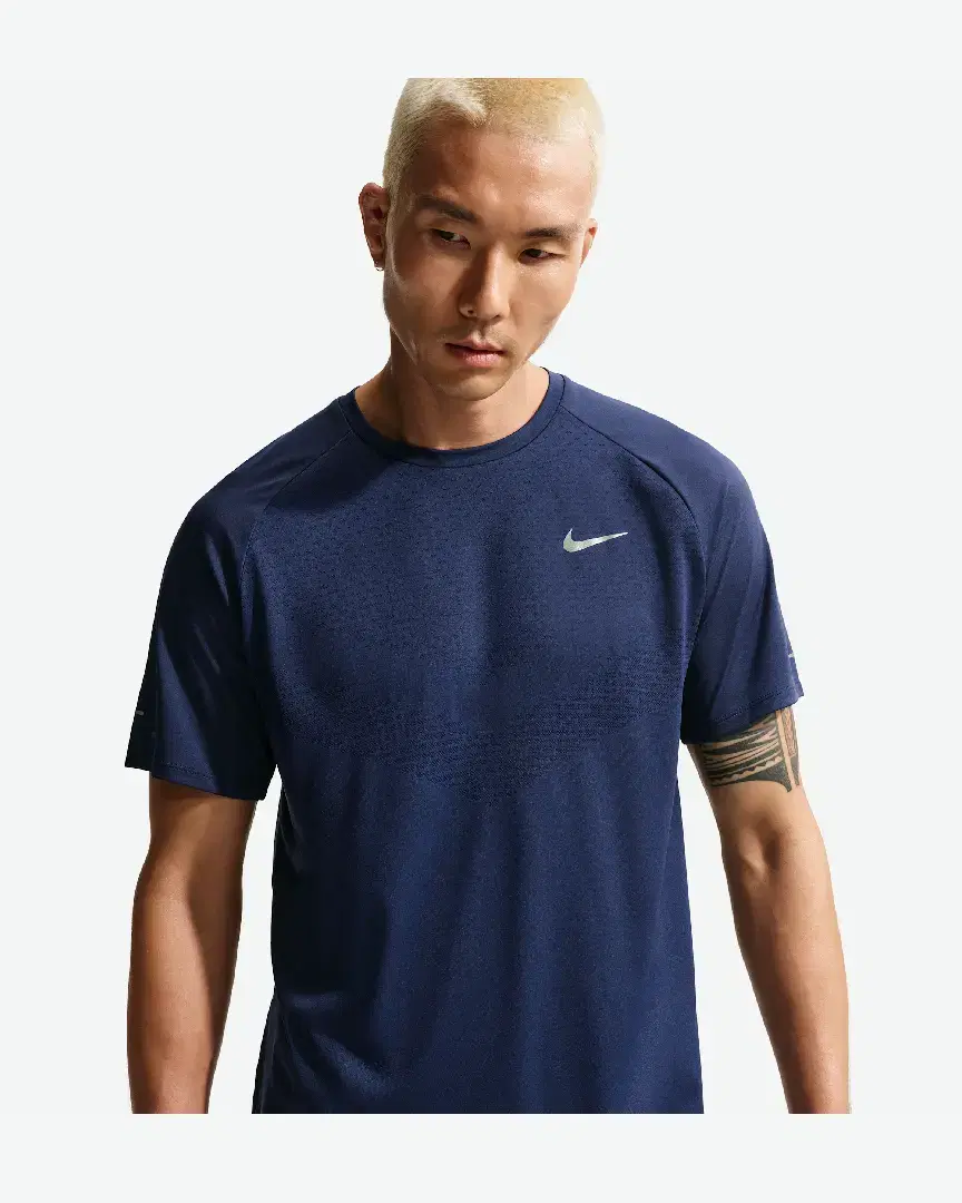 Tee-Shirt À Manches Courtes Et Motifs Réfléchissants Dri-Fit Adv Nike Stride M - HV5203-410 (0) au meilleur prix !