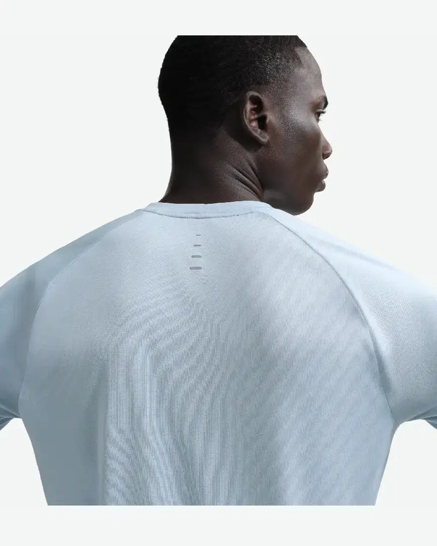 Tee-Shirt À Manches Courtes Et Motifs Réfléchissants Dri-Fit Adv Nike Stride M - HV5203-440 (1) au meilleur prix !