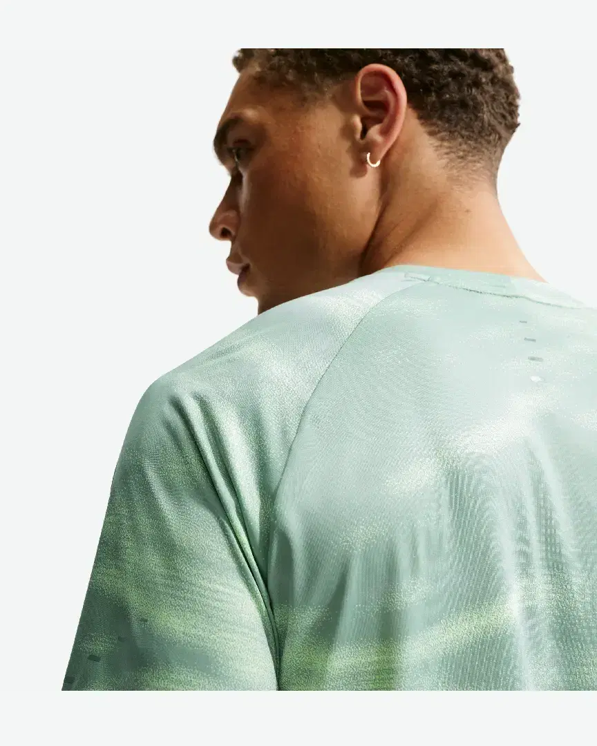 Tee-Shirt À Manches Courtes Et Motifs Réfléchissants Dri-Fit Adv Nike Stride M - IQ0984-006 (1) au meilleur prix !