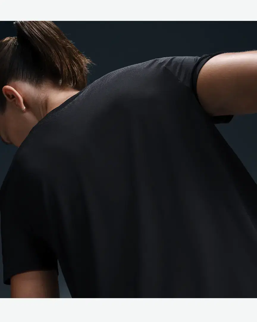 Tee-Shirt À Manches Courtes Dri-Fit Nike One Swoosh W - HJ2204-010 (1) au meilleur prix !