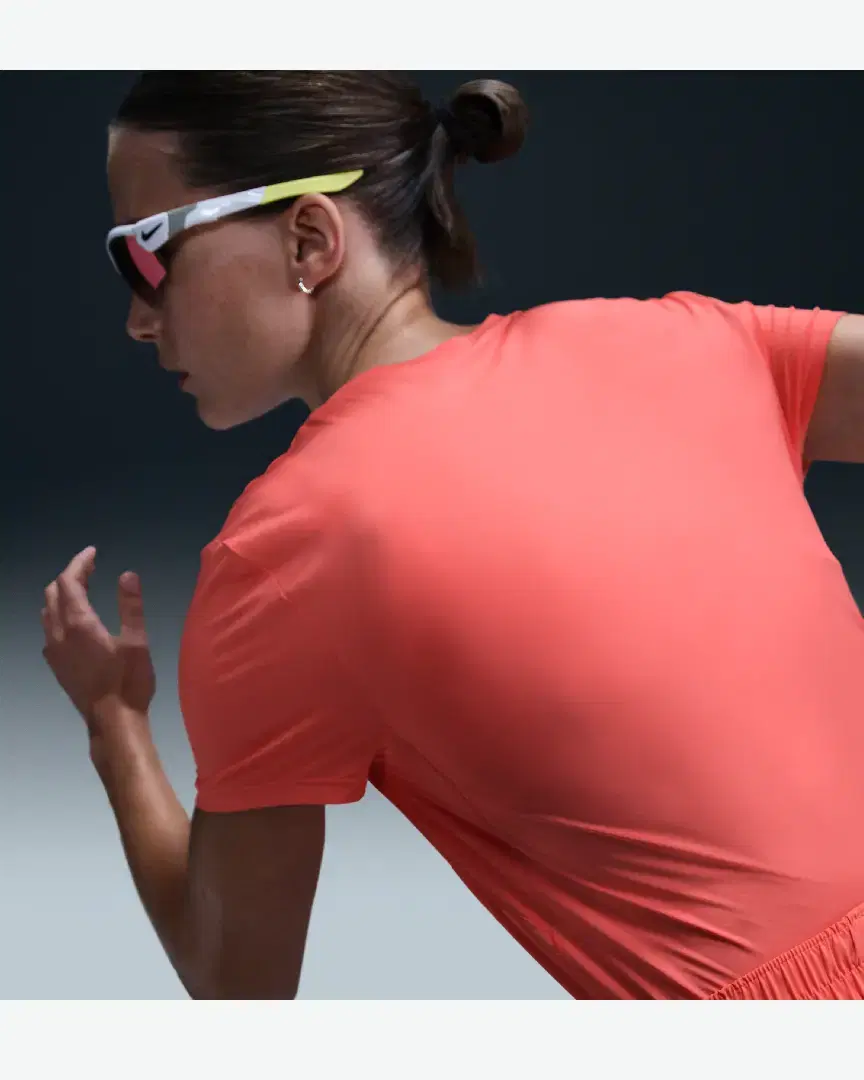 Tee-Shirt À Manches Courtes Dri-Fit Nike One Swoosh W - HJ2204-814 (1) au meilleur prix !