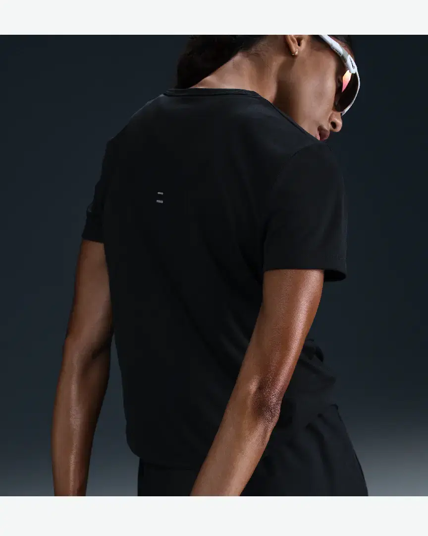 Tee-Shirt À Manches Courtes Dri-Fit Nike Tempo W - HQ0648-010 (1) au meilleur prix !