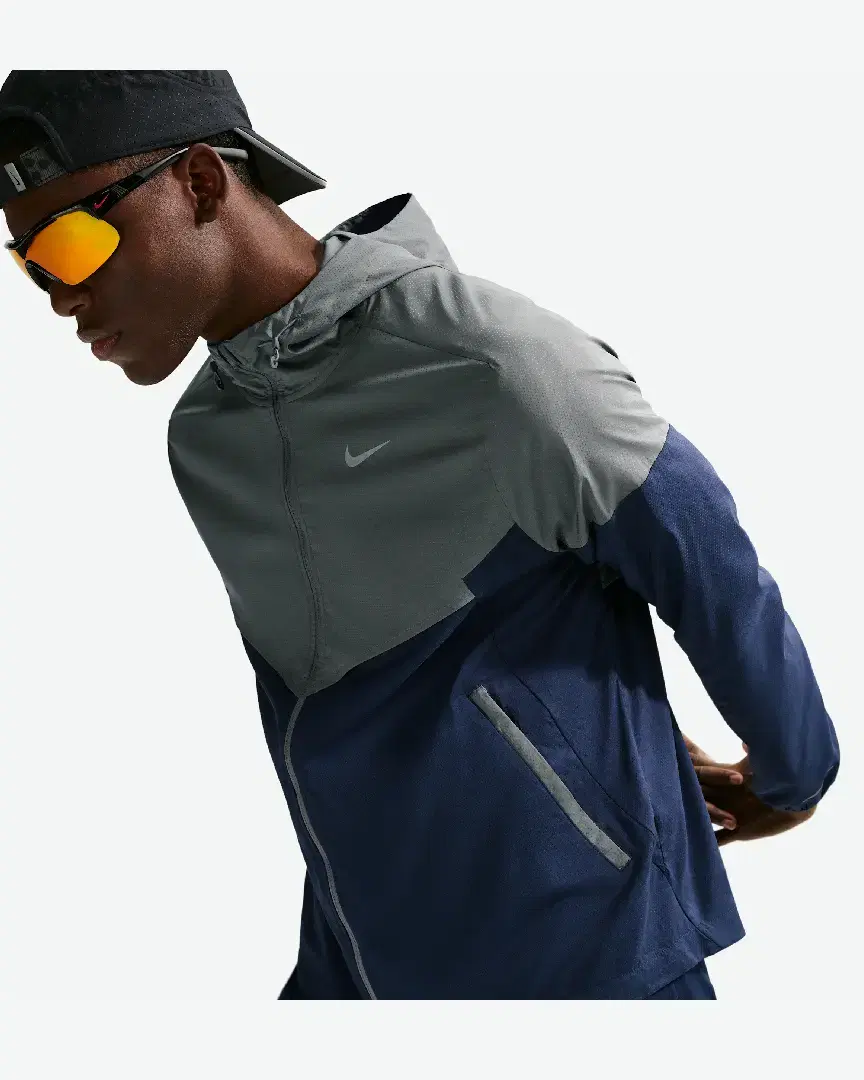 Veste À Capuche Nike Impossibly Light Windrunner M - HV6521-086 (2) au meilleur prix !