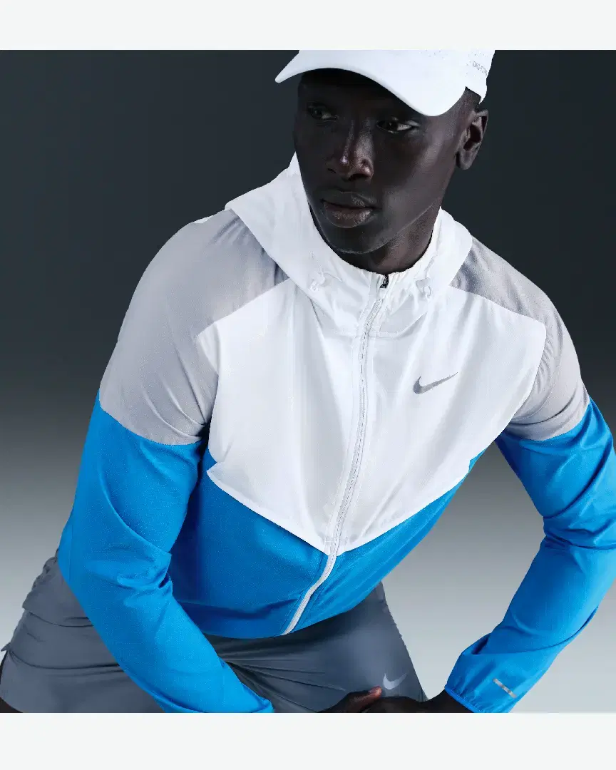 Veste À Capuche Nike Impossibly Light Windrunner M - HV6521-101 (2) au meilleur prix !